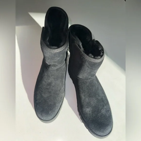 UGG- Cory II Bootie {women’s 10} - Picture 5 of 8